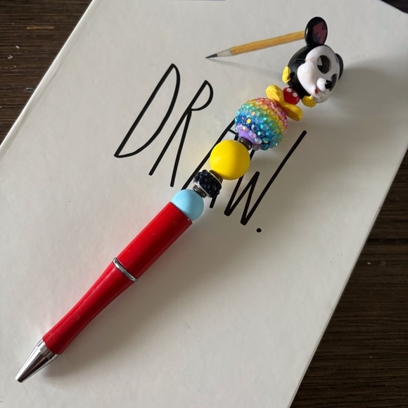 Disney Doorables: Mickey Mouse & Friends: Mickey Mouse handmade beaded pen - Picture 2 of 3